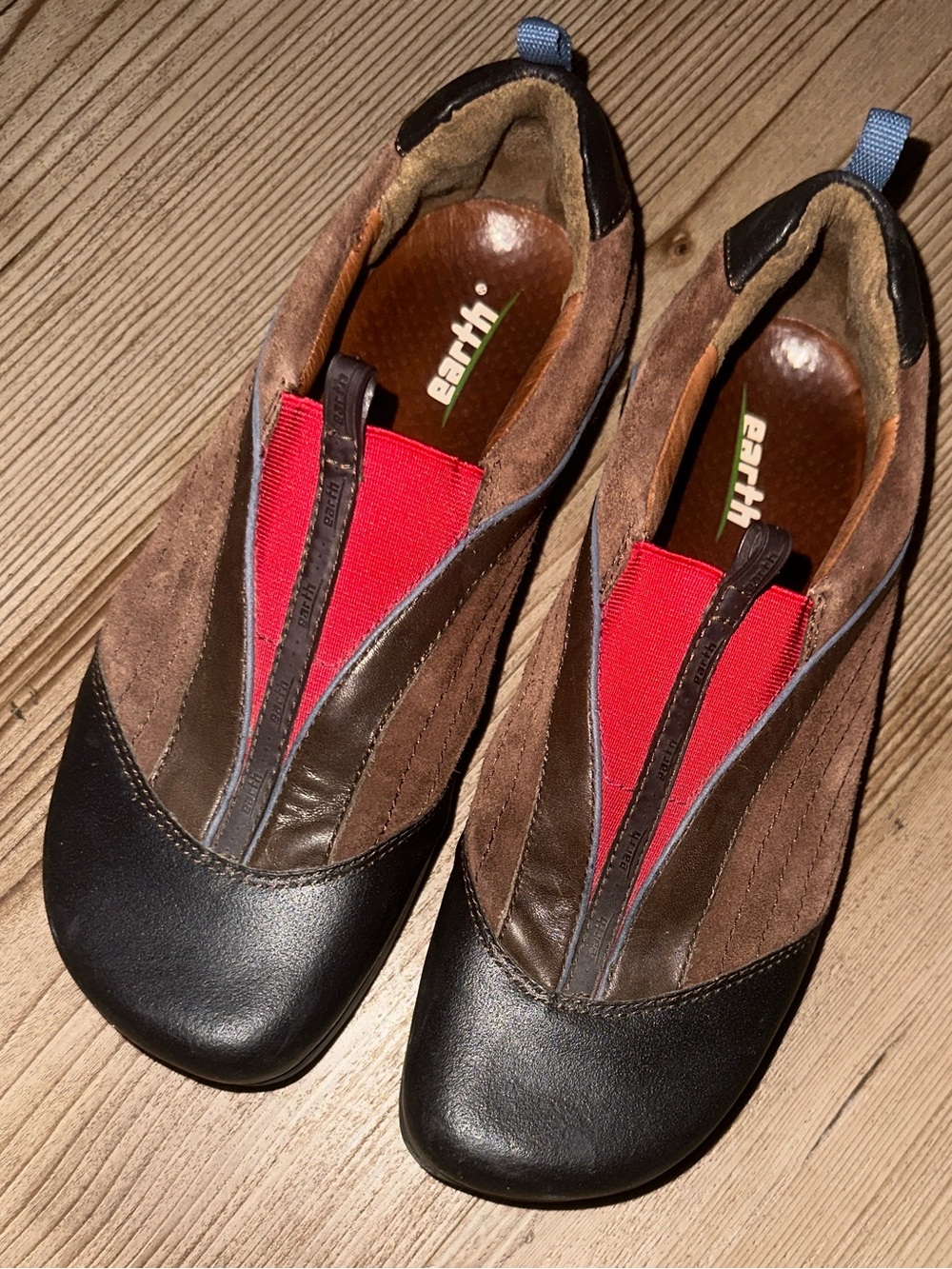 Earth Brown & Black Leather-Suede Slip-On Shoes with Red Elastic